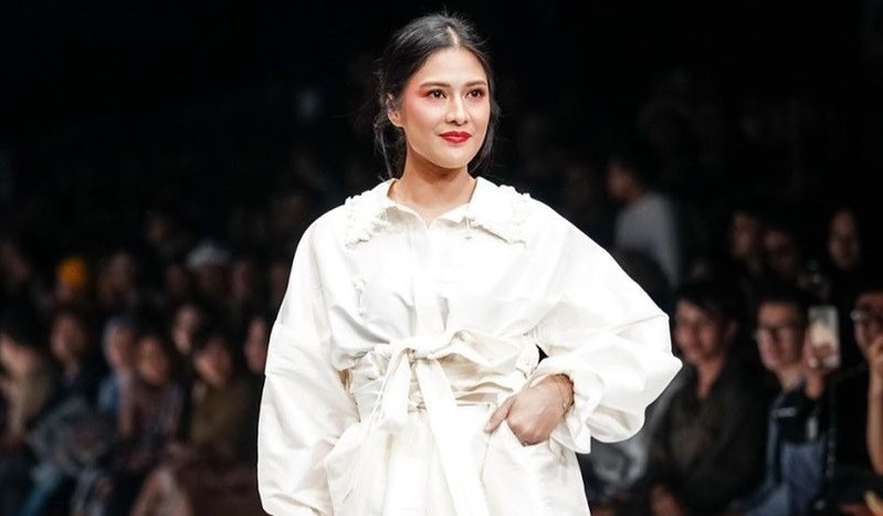 5 Artis yang Tampil Bak Model di Catwalk Jakarta Fashion Week