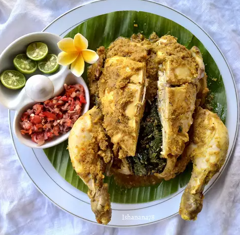 Ayam Betutu yang sudah matang disajikan dengan nasi putih dan pelengkap